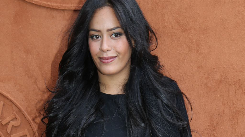 Amel Bent publie une photo de son enfance pour célébrer une heureuse nouvelle !